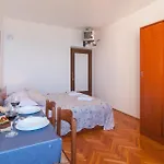 4 * Podstrana