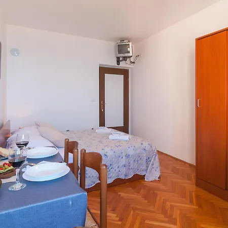 4 * Podstrana